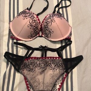 Black lace red Embroidered hearts Bra & Panty Set
Panties medium